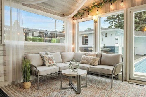 The Experience - Pool Hot Tub Theater Games Rm Pub