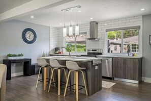 Réfrigérateur, four à micro-ondes, un four, surface de cuisson
