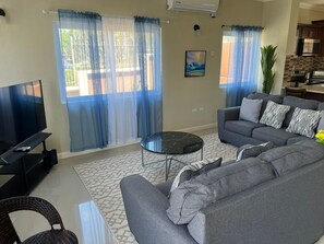 Smart TV - Charming 2-bedroom townhome with WiFi, AC in beautiful Ocho Rios (Ocho Rios)