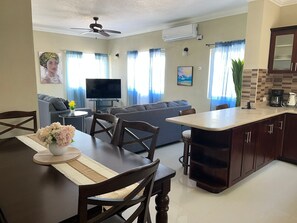 Smart TV - Charming 2-bedroom townhome with WiFi, AC in beautiful Ocho Rios (Ocho Rios)