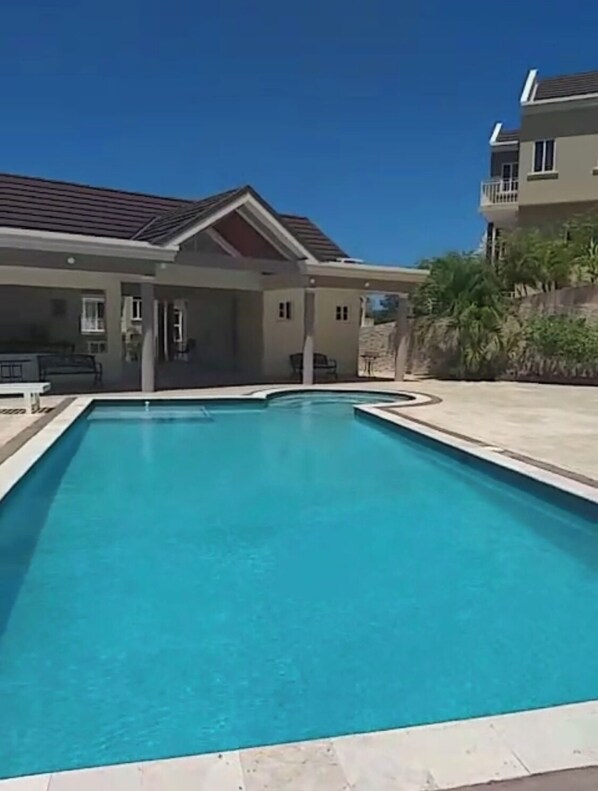 Pool - Charming 2-bedroom townhome with WiFi, AC in beautiful Ocho Rios (Ocho Rios)