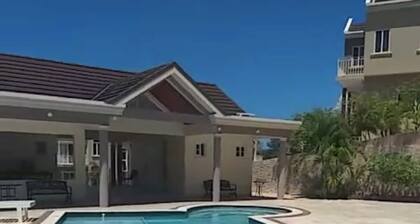 Charming 2-bedroom townhome with WiFi, AC in beautiful Ocho Rios