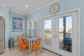 Condo, 4 chambres | Restauration
