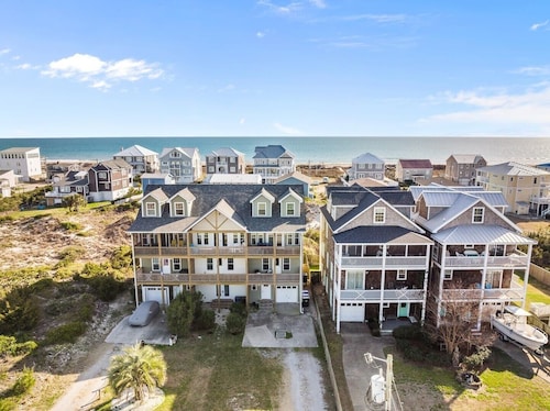 Atlantic Blue 4 Bedroom Townhouse by RedAwning