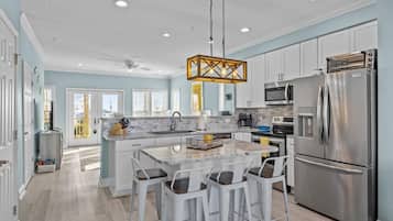 Condo, 4 Bedrooms | Private kitchen