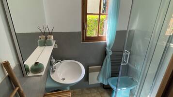 SĂšche-cheveux, serviettes fournies, savon, papier toilette