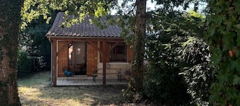 Petite Maison Atypique avec Jardin Ombagé – Parfait pour des Vacances en Famille