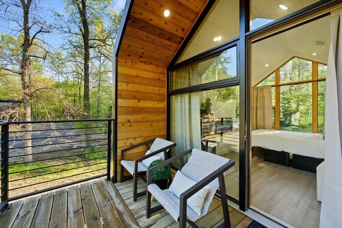 "Robin Retreat" 1BD|1BTH|Treehouse|Hot Tub|Outdoor Games
