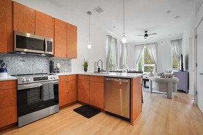 Micro-ondes, plaque de cuisson, lave-vaisselle, cafetière/bouilloire