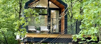 "Hummingbird Hideaway" 1BD|1BTH|Treehouse|Hot Tub|Outdoor Games