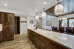 Condo, 3 Bedrooms | Private kitchen | Fridge, oven, coffee/tea maker, toaster