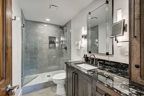 Apartment, 3 Schlafzimmer | Badezimmer | Handtücher, Shampoo