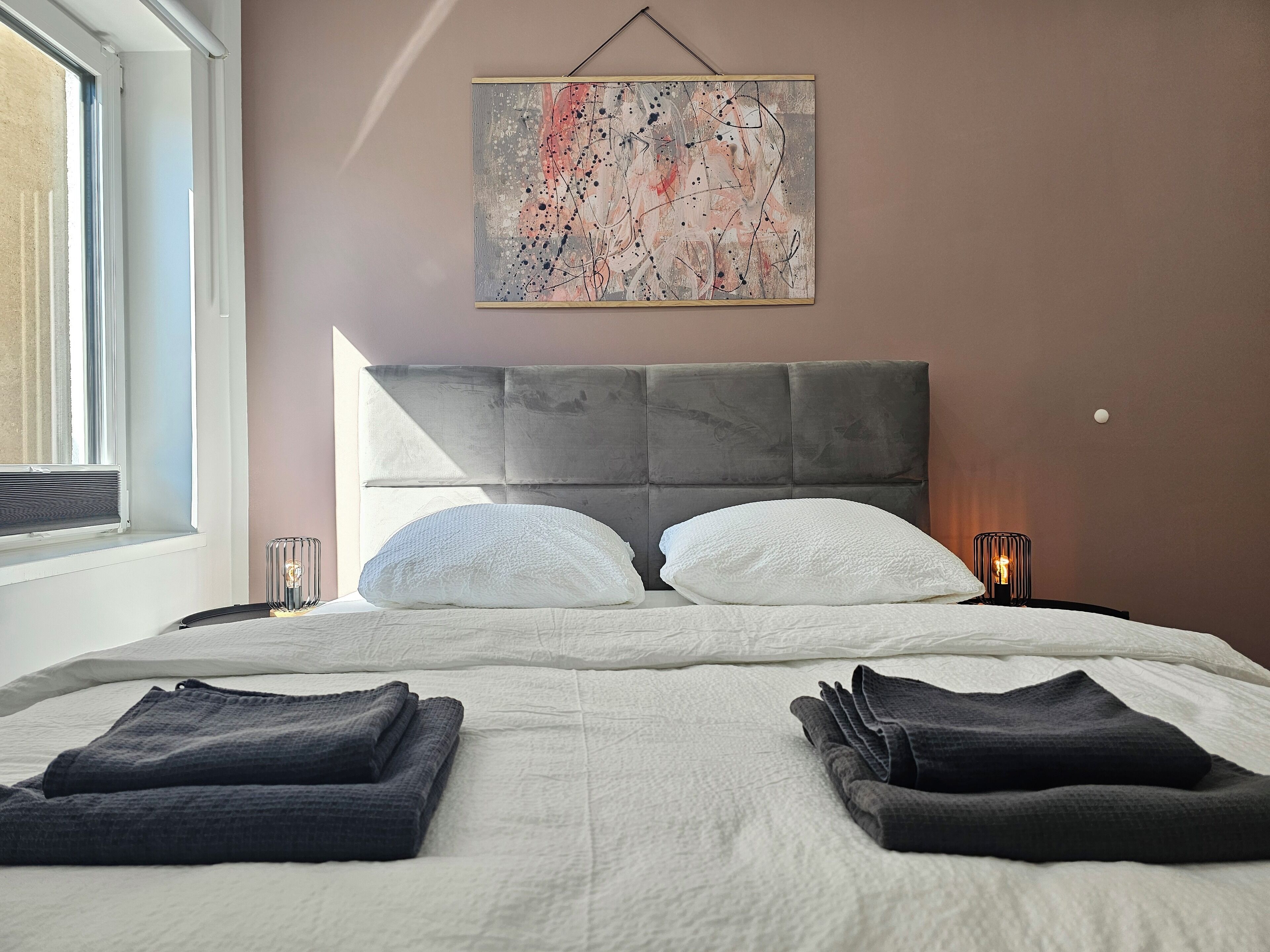 6 Schlafzimmer, Schreibtisch, Bügeleisen/Bügelbrett, Reisekinderbett