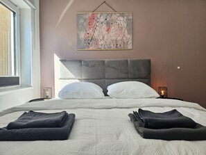 6 camere, una scrivania, ferro/asse da stiro, culla da viaggio