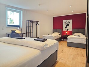 6 bedrooms, desk, iron/ironing board, travel cot - Jewelhouse for 24 people - Central, Terrace, BBQ, Switch & Stream (Montabaur)