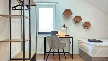 6 Schlafzimmer, Schreibtisch, Bügeleisen/Bügelbrett, Reisekinderbett