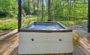 Outdoor spa tub - "Hawks View" 1BD|1BTH|Treehouse|Hot Tub|Outdoor Games (Broken Bow)