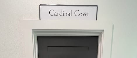 Eine schwarze Tür mit einem Schild darüber, auf dem