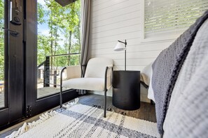 1 bedroom, WiFi, bed sheets - 1 Bed, 1 Bath tiny Cabin Sleeps 2, Roof Top Deck, Outdoor Tub (Broken Bow)
