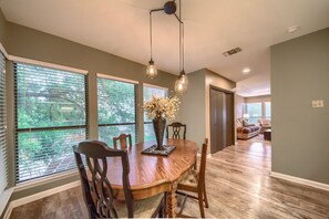 Appart'hôtel, 4 chambres | Restauration