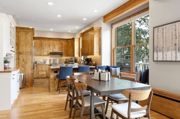 Duplex, 4 chambres | Cuisine privée | Réfrigérateur, un four, cafetière-théière, grille-pain