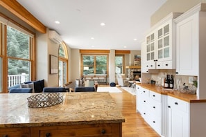 Dupleks - 4 soveværelser | Privat køkken | Køleskab, ovn, kaffe-/temaskine, brødrister