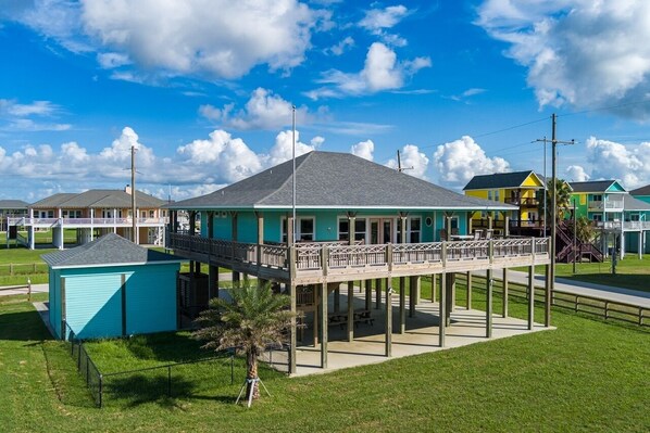 Property grounds - Crystal Villa 3 Bedroom Home by RedAwning (Port Bolivar)