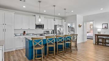 House, 4 Bedrooms | Private kitchen