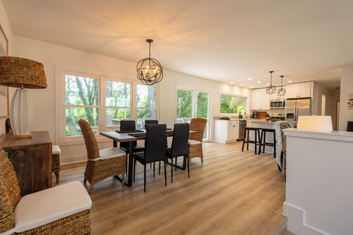 Charming 4-bedroom house in Lake Geneva with WiFi and AC.