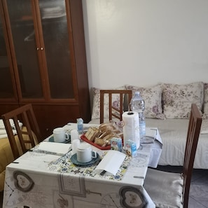 Desk, laptop workspace, free WiFi - Antico Portale Host Roberto (Regalbuto)