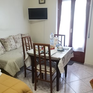 Tripla Comfort, vista collina | Una scrivania, postazione laptop, Wi-Fi gratuito