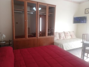 Tripla Comfort, vista collina | Una scrivania, postazione laptop, Wi-Fi gratuito