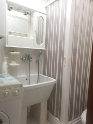 Habitación triple Confort, vistas a la colina | Escritorio, espacio para trabajar con un portátil, wifi gratis