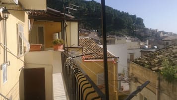 Escriptori, espai de treball apte per a portàtils i wifi gratuïta