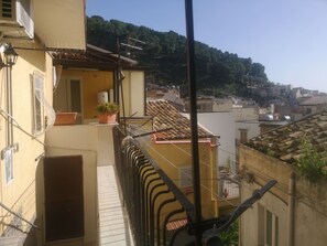 Desk, laptop workspace, free WiFi - Antico Portale Host Roberto (Regalbuto)