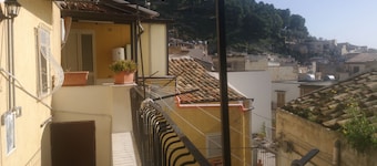 Antico Portale Host Roberto