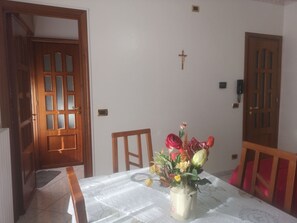 Desk, laptop workspace, free WiFi - Antico Portale Host Roberto (Regalbuto)