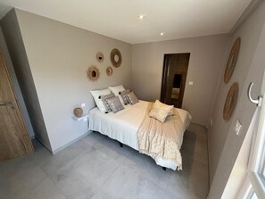 2 bedrooms, iron/ironing board, WiFi, bed sheets