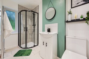 Shower, hair dryer, towels, soap - LUXURY CITY CENTRE TERRACE PROPERTY | FREE PARKING  (Woodhouse)