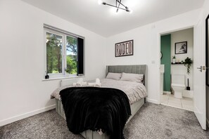 4 bedrooms, iron/ironing board, WiFi, bed sheets - LUXURY CITY CENTRE TERRACE PROPERTY | FREE PARKING  (Woodhouse)