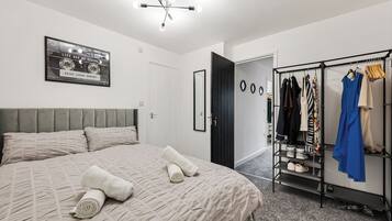 4 bedrooms, iron/ironing board, WiFi, bed sheets