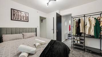 4 bedrooms, iron/ironing board, WiFi, bed sheets