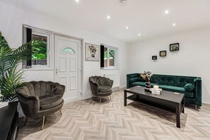 Smart TV - LUXURY CITY CENTRE TERRACE PROPERTY | FREE PARKING  (Woodhouse)