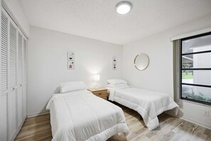 2 bedrooms, in-room safe, desk, free WiFi - 2 Bed 2 Bath Condo on Golf Course in Quiet Safe Community, 4 Miles to Beach (Venice)