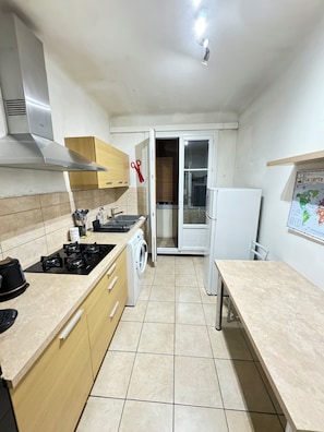 Geladeira, micro-ondas, fogão, cooktop