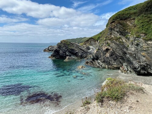 Spacious cottage in quiet 2 acre gardens near coast & country Hook Cottage