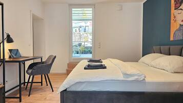 2 Schlafzimmer, Schreibtisch, Bügeleisen/Bügelbrett, Reisekinderbett