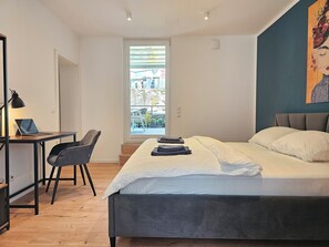 2 soverom, skrivebord, strykejern/-brett og reiseseng for barn