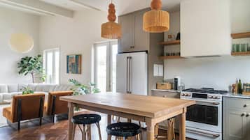 Een koelkast, een magnetron, een oven, een kookplaat