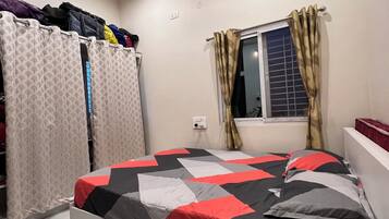 4 bedrooms, iron/ironing board, WiFi, bed sheets